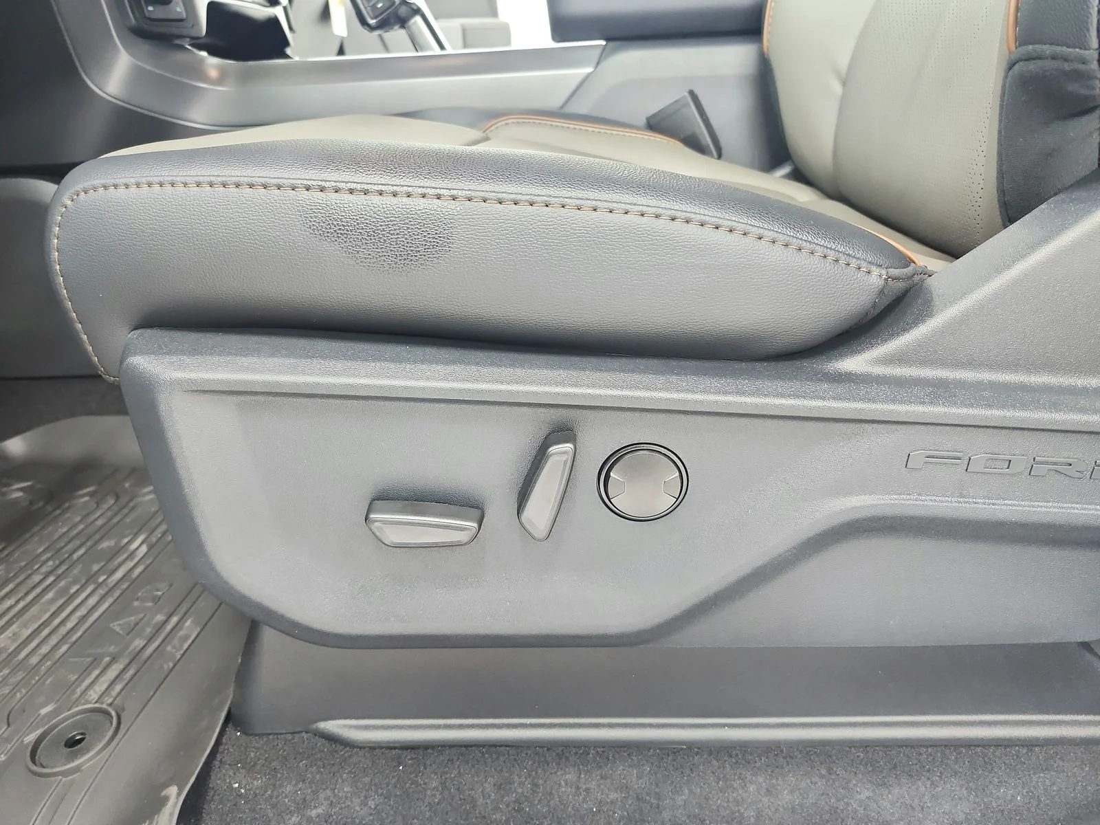 New 2026 Star White Metallic Tri-Coat Ford Lariat® image 20