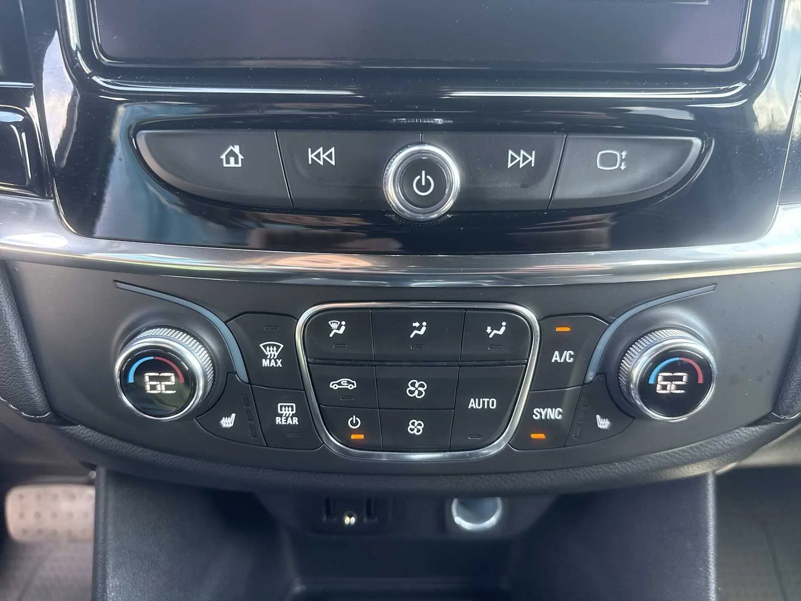 2023 Chevrolet Traverse 1LT - Photo 18