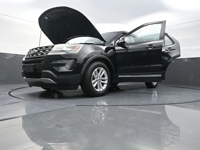 Used 2017 Black Ford XLT image 32