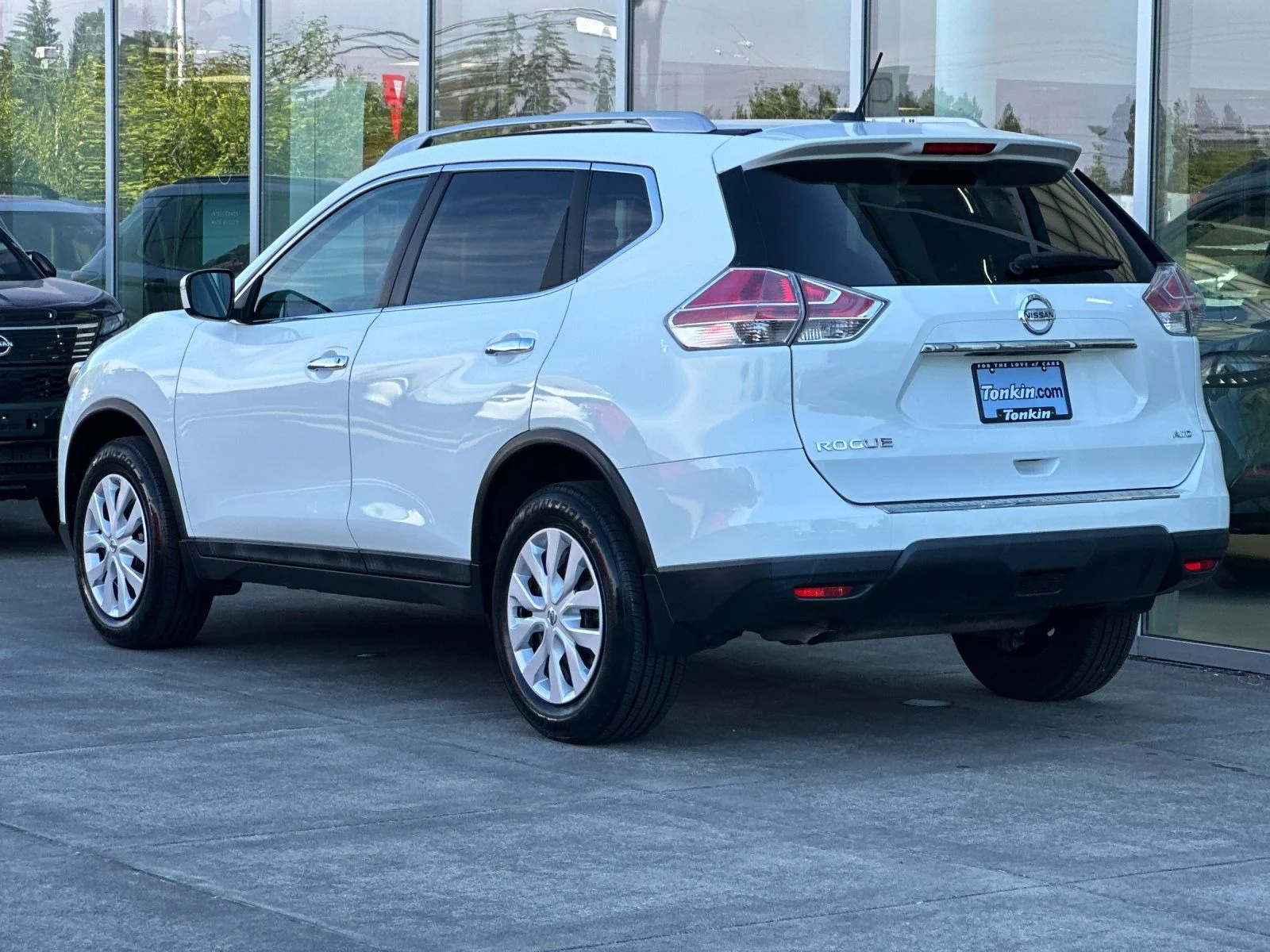 Used 2016 Glacier White Nissan S image 5