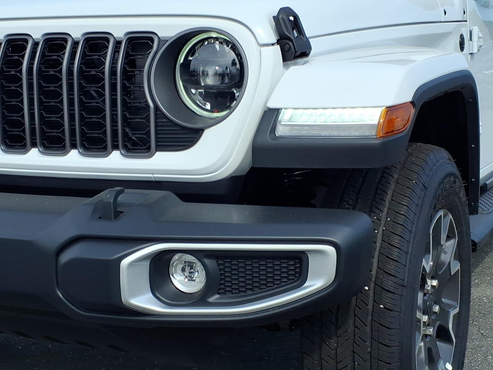 New 2026 Bright White Clear-Coat Exterior Paint Jeep Sahara image 16