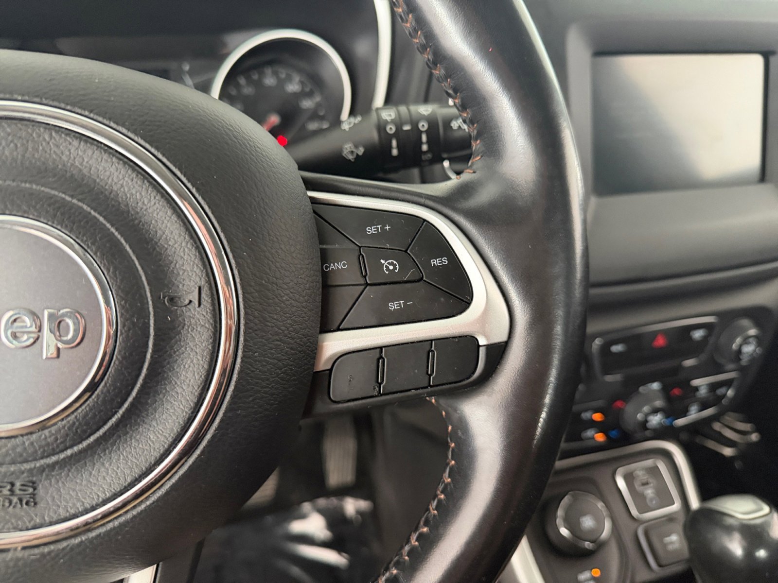 Used 2019 Diamond Black Crystal Pearlcoat Jeep Latitude image 12