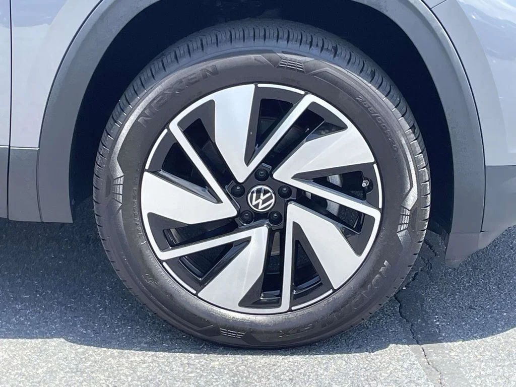 Used 2025  Volkswagen 2.0T SE w/Technology image 10