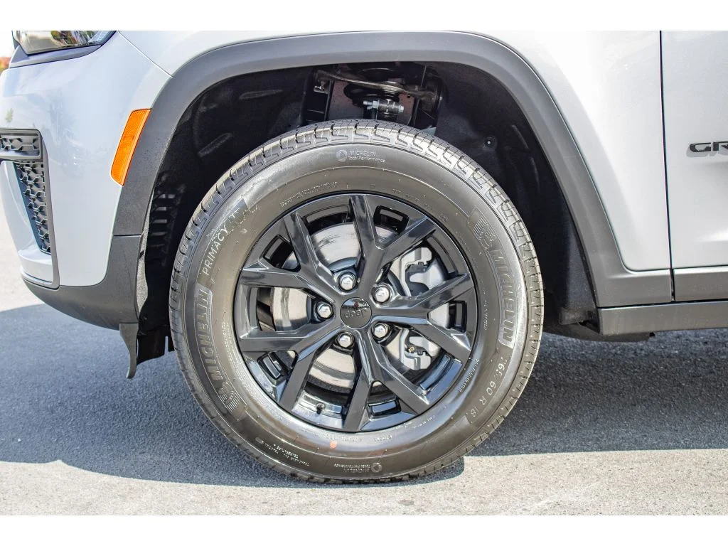New 2026 Silver Zynith Exterior Paint Jeep Laredo Altitude image 5