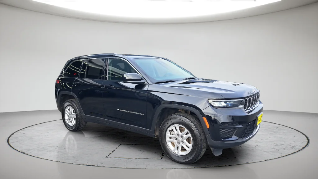 Used 2023 Black Jeep Laredo image 3