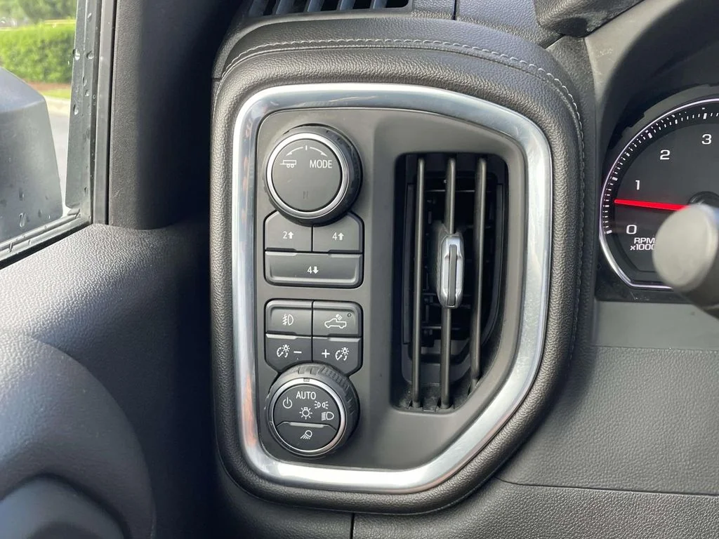 Used 2021 SILVER ICE METALLIC Chevrolet LT image 29