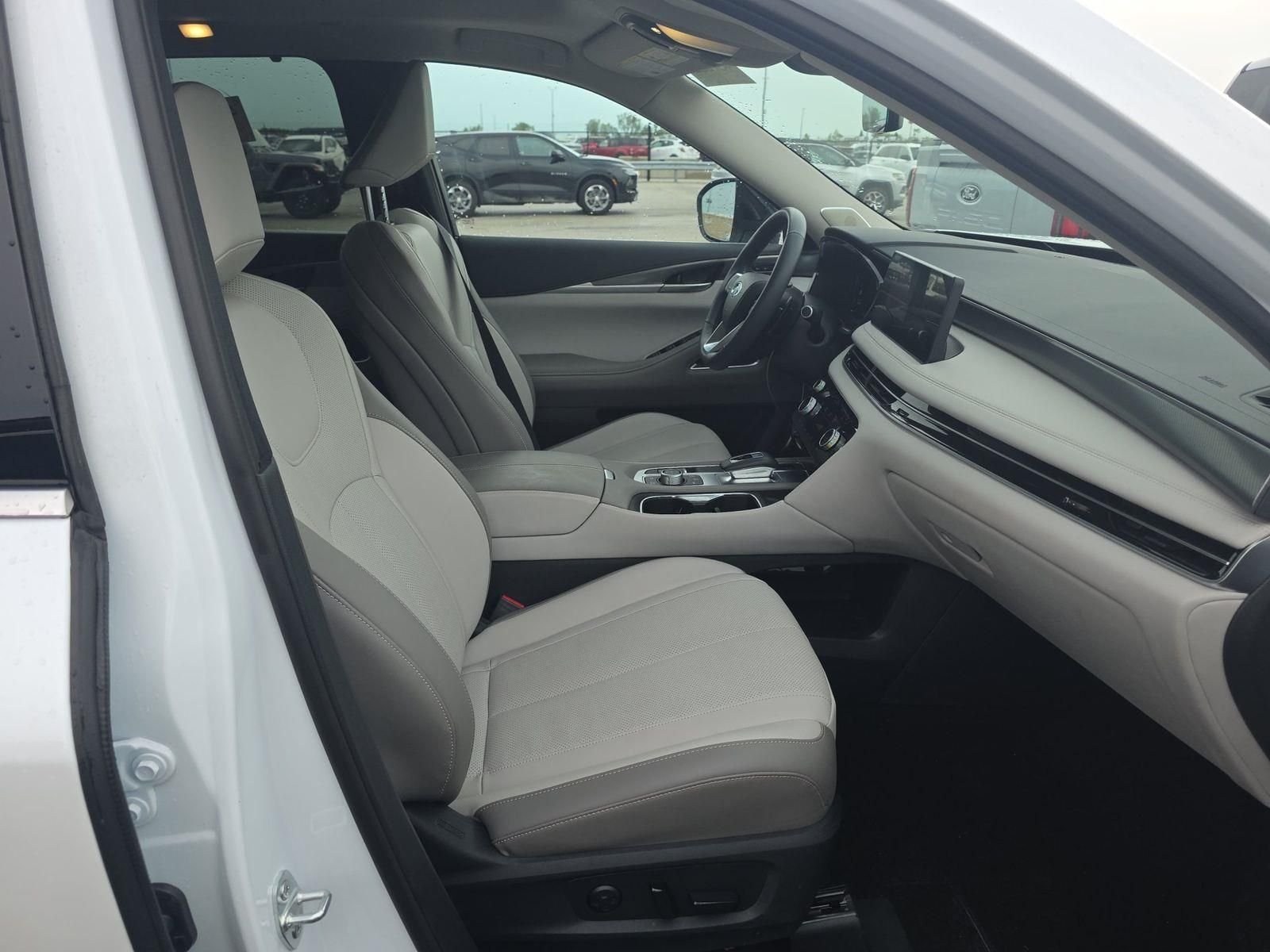Certified Used 2026 White INFINITI LUXE image 5