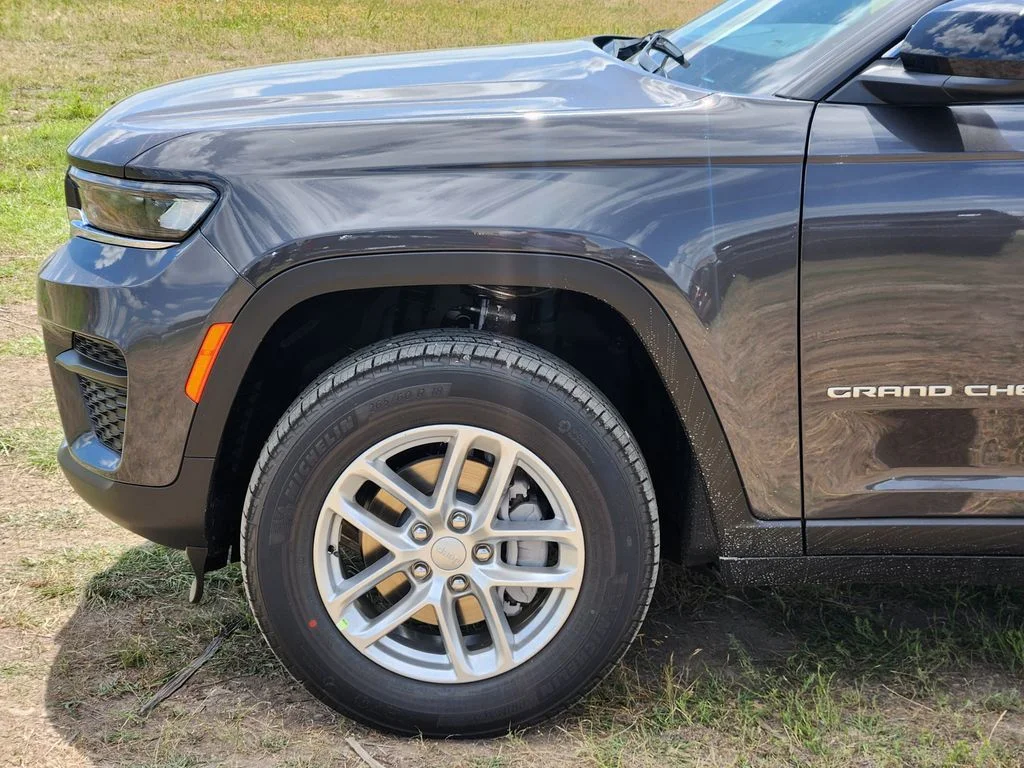 New 2026 Baltic Gray Metallic Clearcoat Jeep Laredo image 6