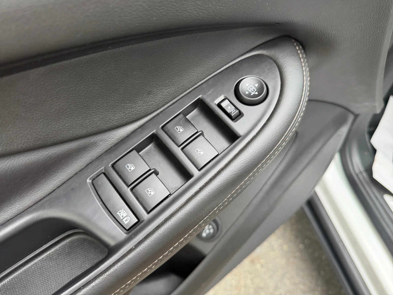 Used 2017 Summit White Buick Essence image 27