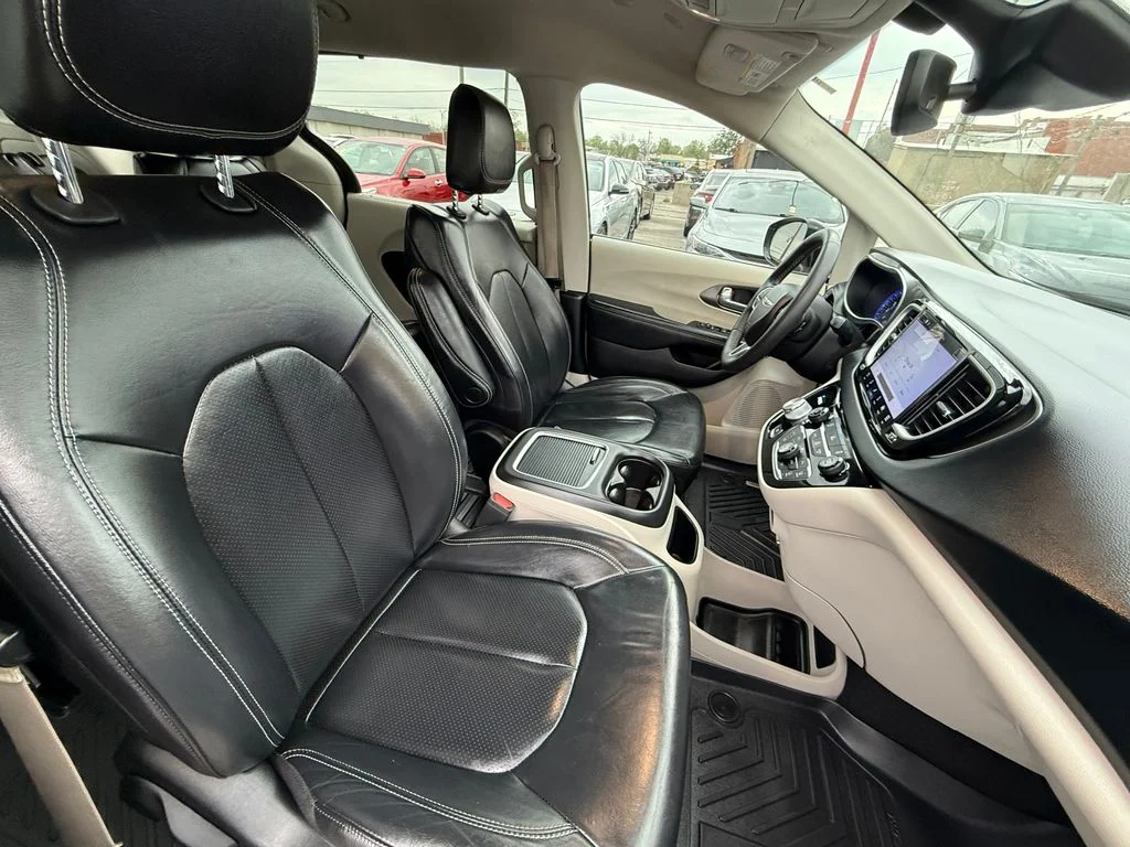 Used 2022 Black Chrysler Touring L image 18