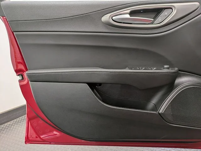 Used 2025  Alfa Romeo  image 8