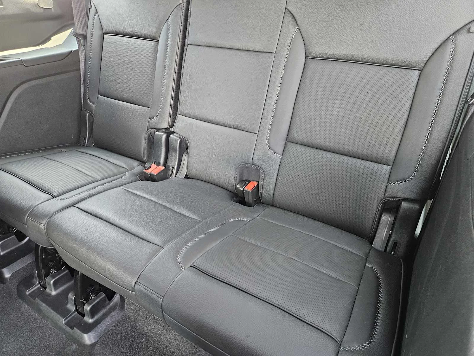 Used 2023 White Frost Tricoat GMC Denali image 31