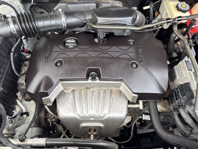 Used 2018 SUMMIT WHITE GMC SLE image 21