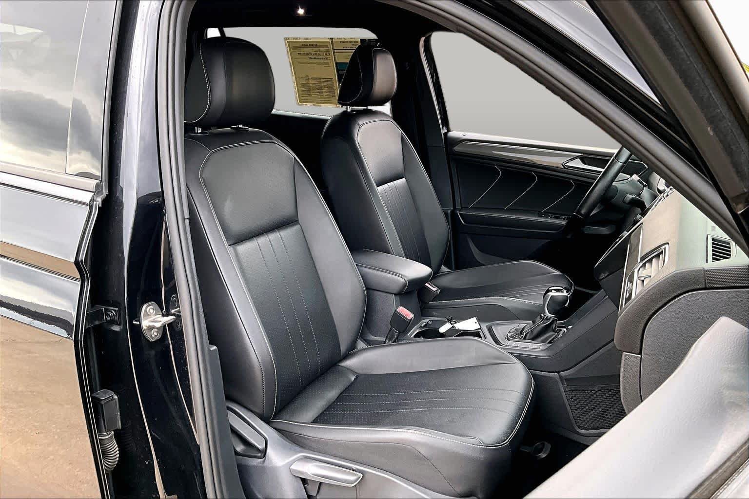 Pre-Owned 2022 Volkswagen Tiguan SE R-Line Black