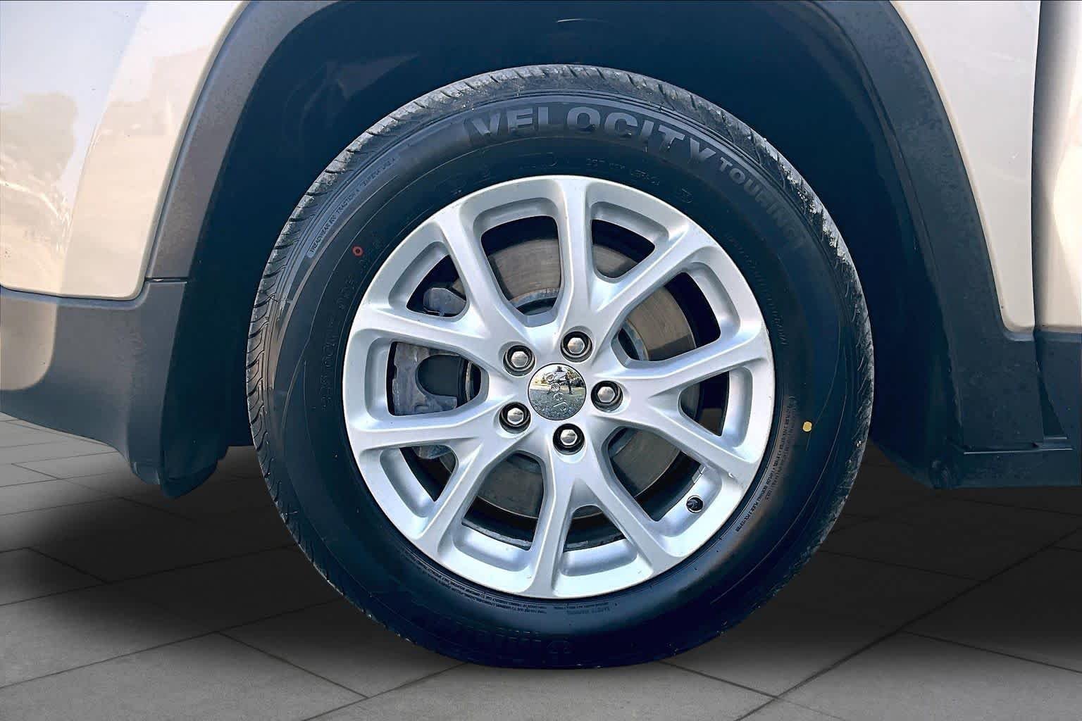 Used 2015 Cashmere Pearlcoat Jeep Sport image 11