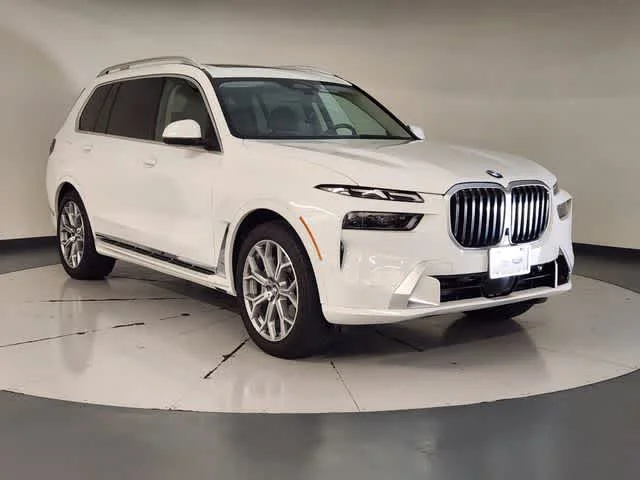Used 2025 Alpine White BMW xDrive40i image 7
