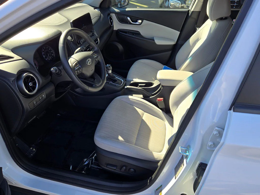Used 2023 White Hyundai SEL image 19