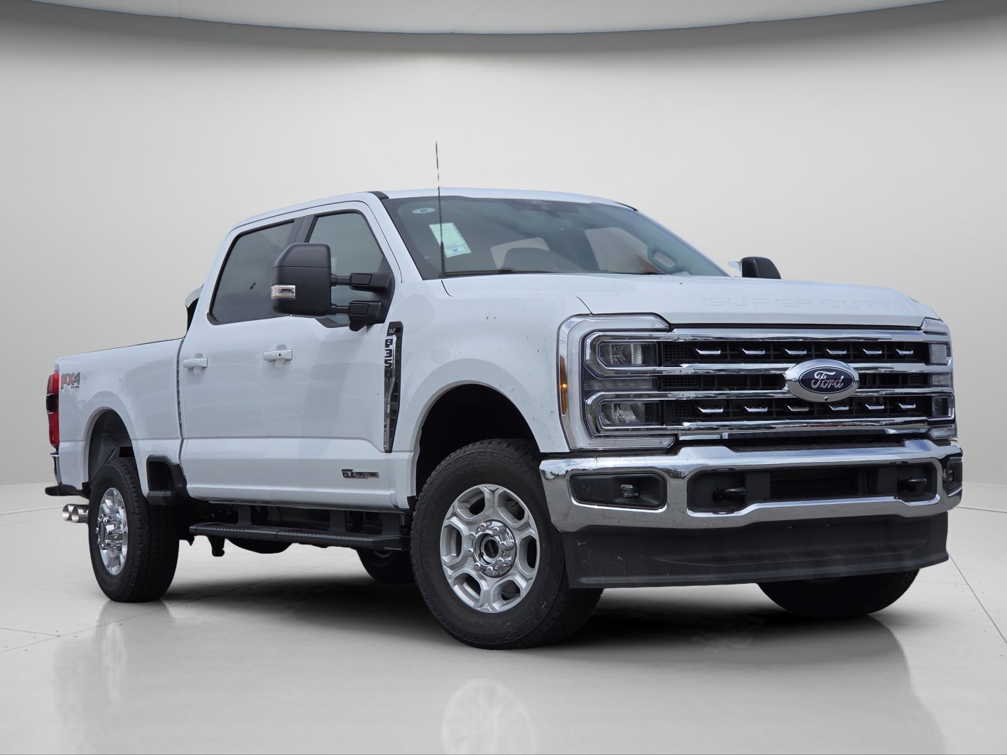 New 2026 Oxford White Ford XLT image 2