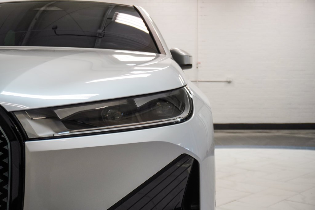Used 2024 White BMW xDrive50 image 33