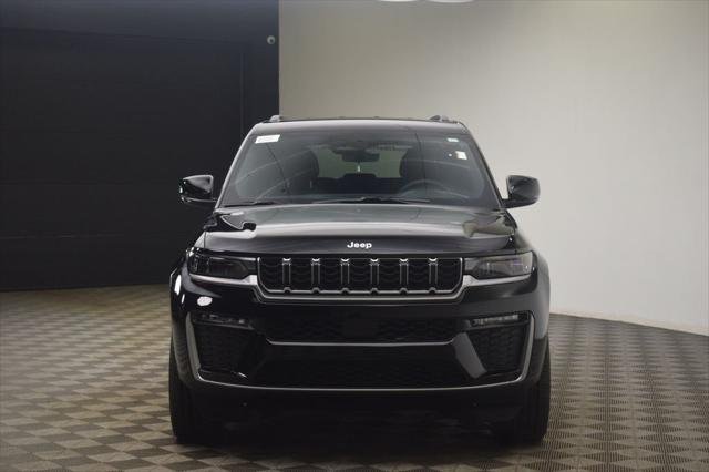 New 2026 Diamond Black Crystal Pearlcoat Jeep Limited image 2