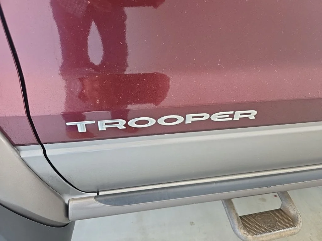 Used 2000 Red Isuzu S image 4