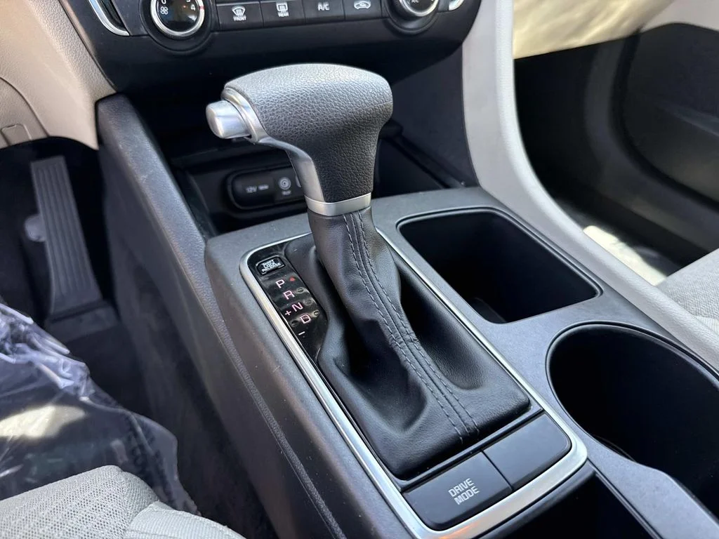 Used 2018 White Kia LX image 32