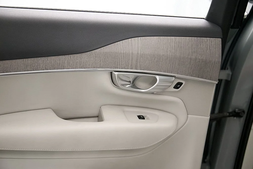 Used 2024 Vapour Grey Volvo Plus image 20