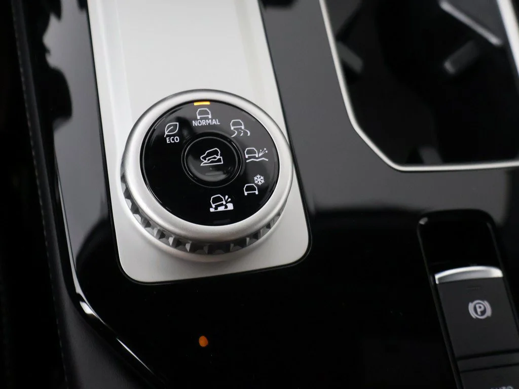 New 2027 White Mitsubishi LE image 50
