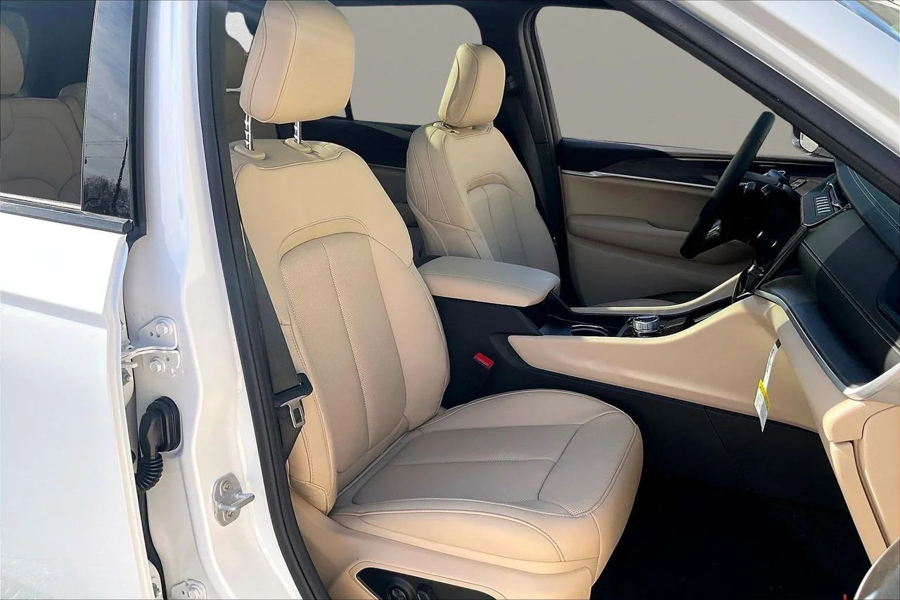 New 2026 Bright White Clear-Coat Exterior Paint Jeep Limited image 23