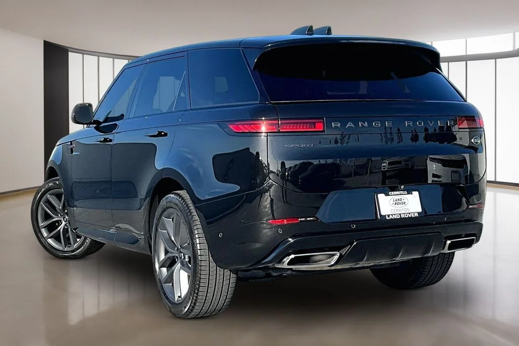 Used 2023 Black Land Rover SE Dynamic image 4