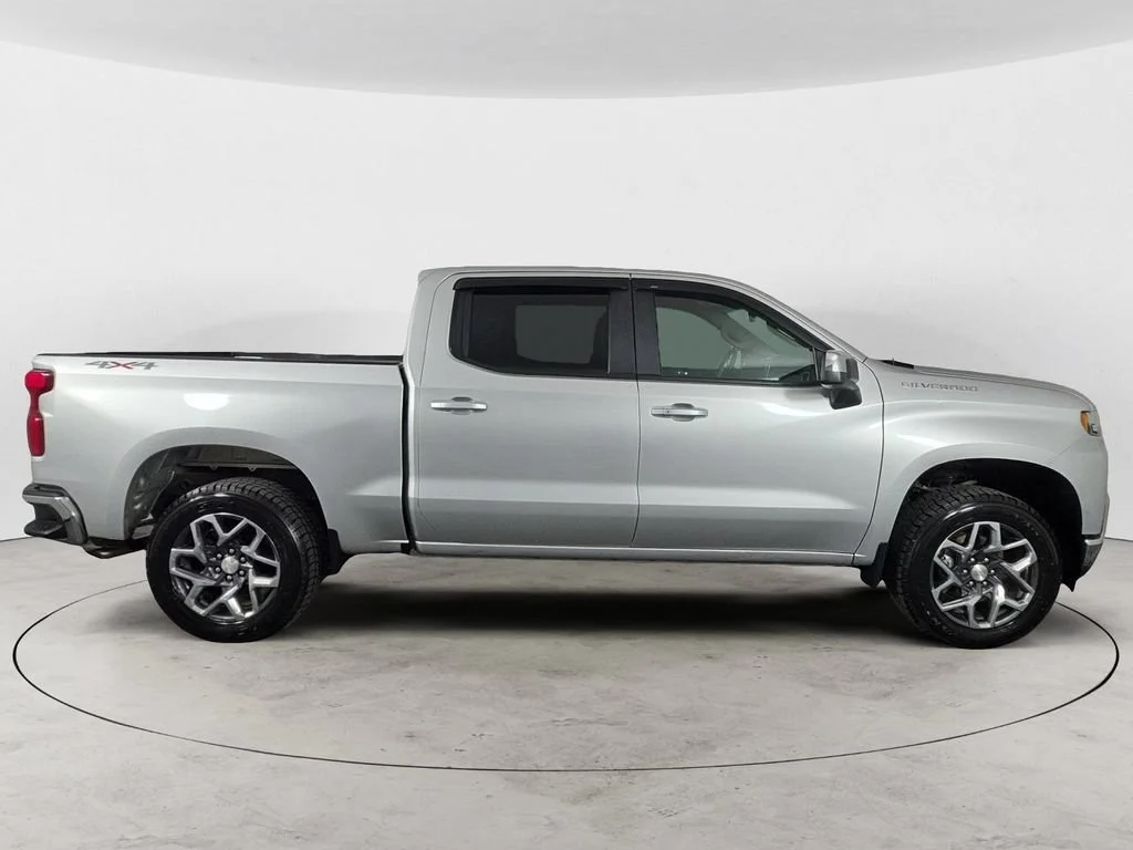Used 2021 Silver Ice Metallic Chevrolet LT image 4