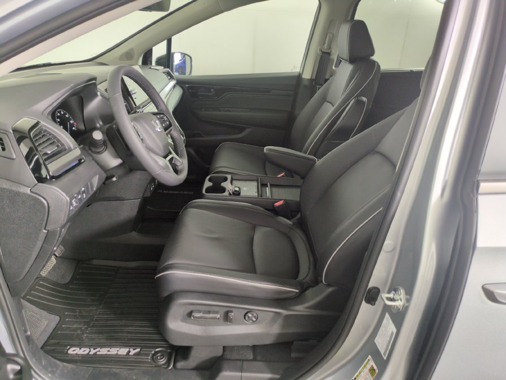 New 2027 Solar Silver Metallic Honda Touring image 10
