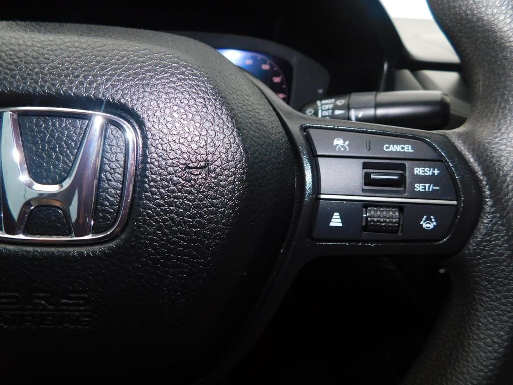 Used 2025 White Honda SE image 25