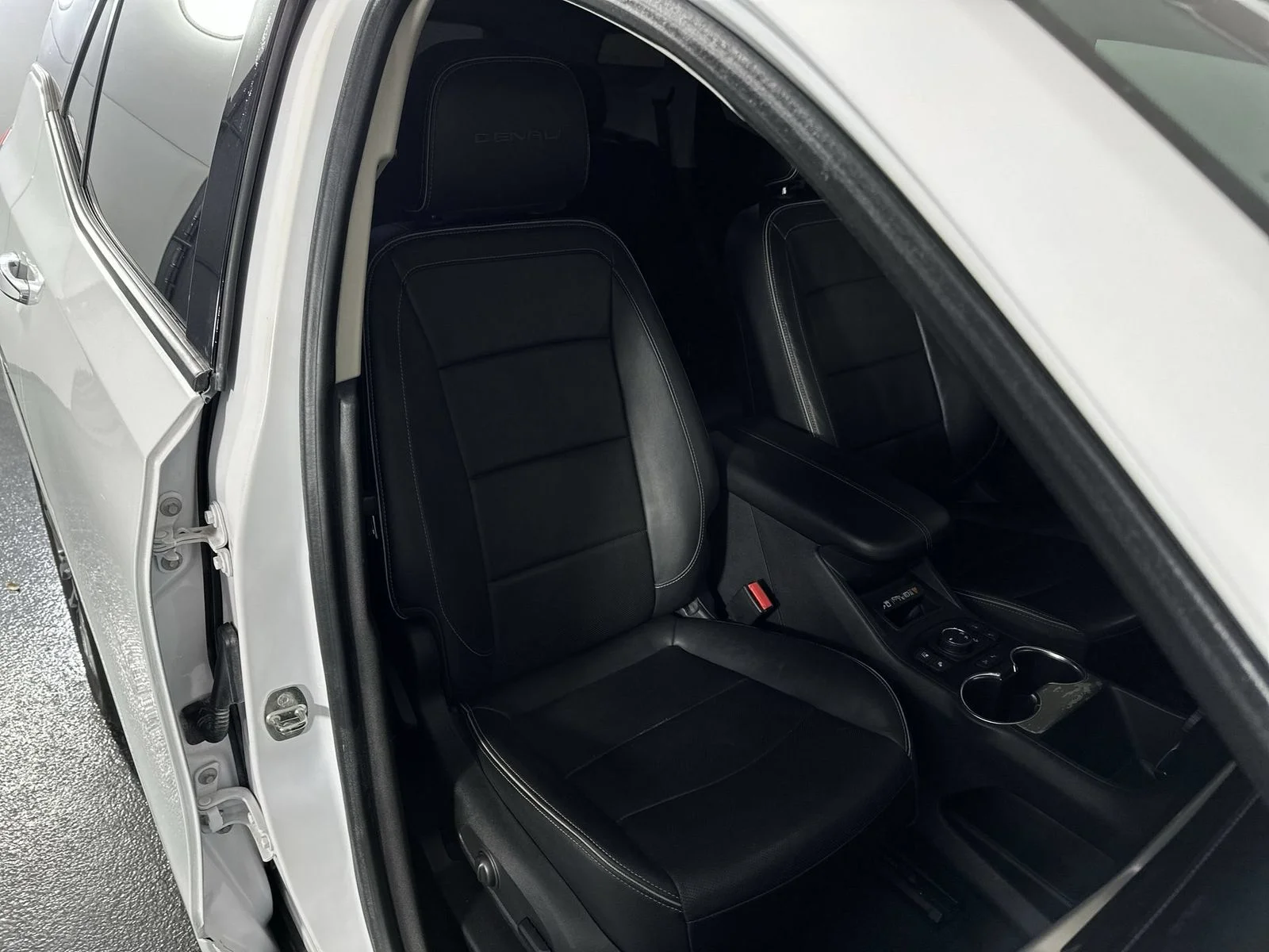 Used 2018 White GMC Denali image 27