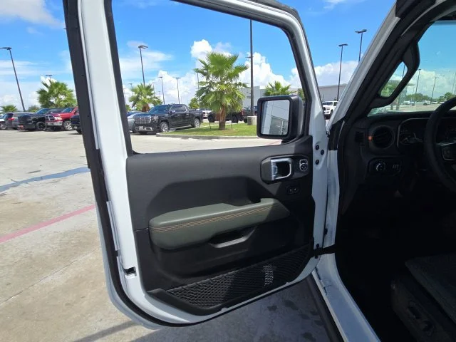 New 2026 Bright White Clear-Coat Exterior Paint Jeep Mojave image 13