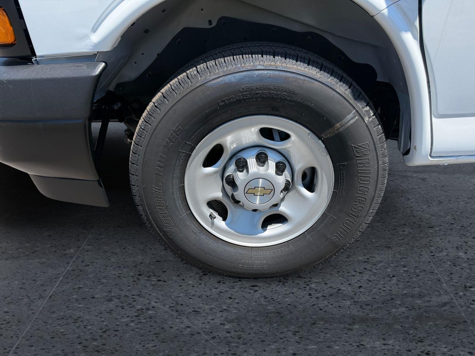 New 2026 Summit White Chevrolet 1WT image 9