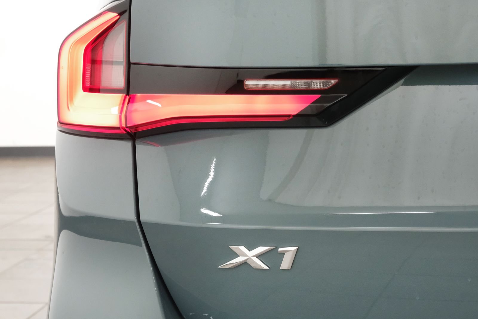 New 2027 Cape York Green Metallic BMW xDrive28i image 5