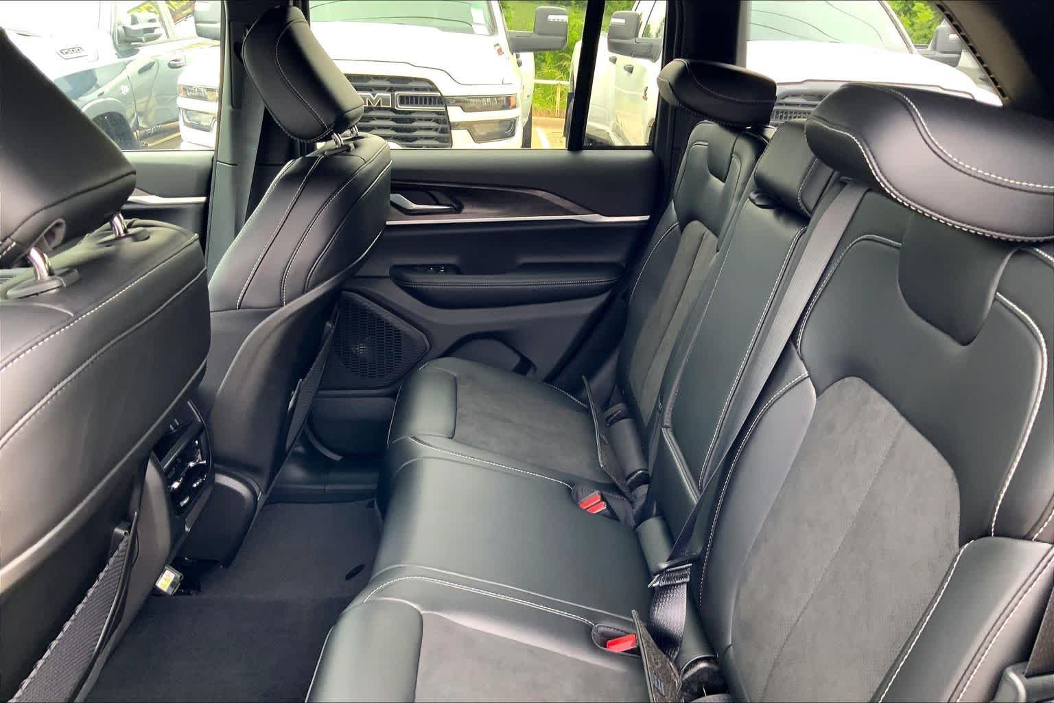 New 2026 Baltic Gray Metallic Clear-Coat Exterior Paint Jeep Laredo Altitude image 16