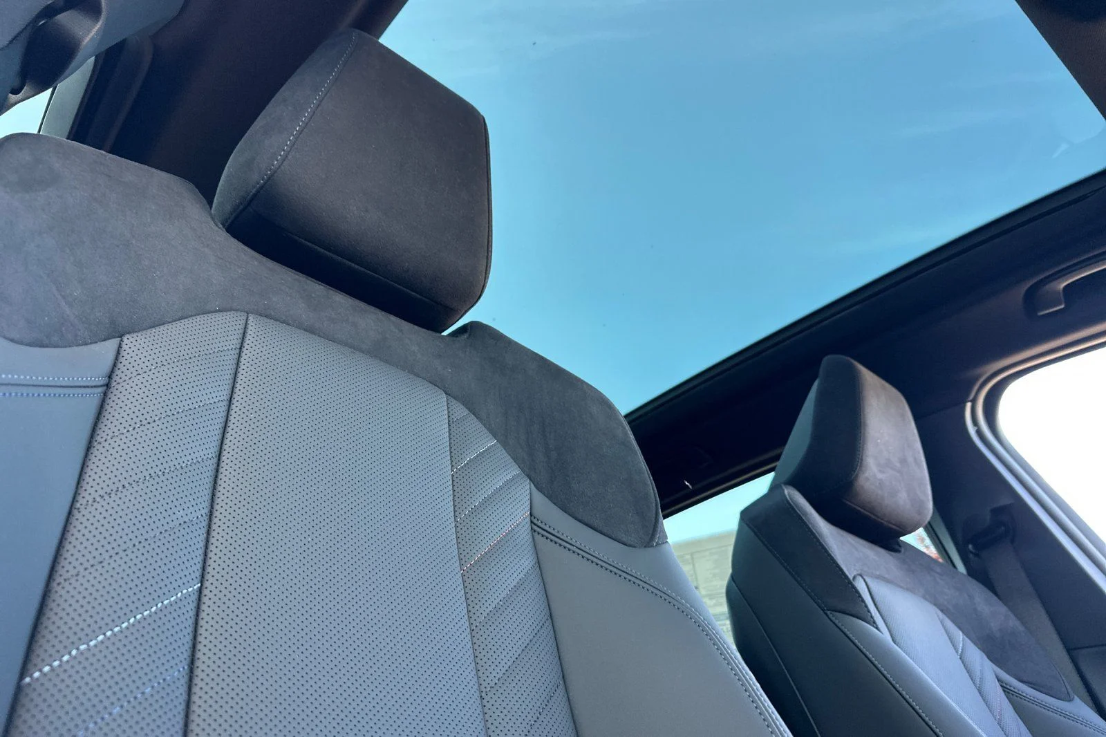 New 2026 Tanzanite Blue II Metallic BMW 30 xDrive image 14