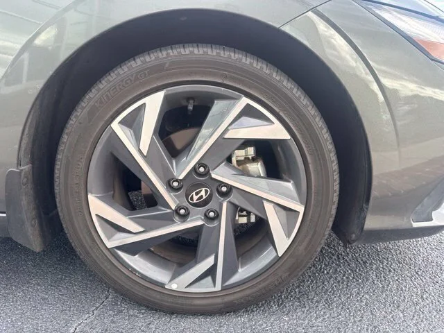 Used 2025 Gray Hyundai SEL Sport image 4