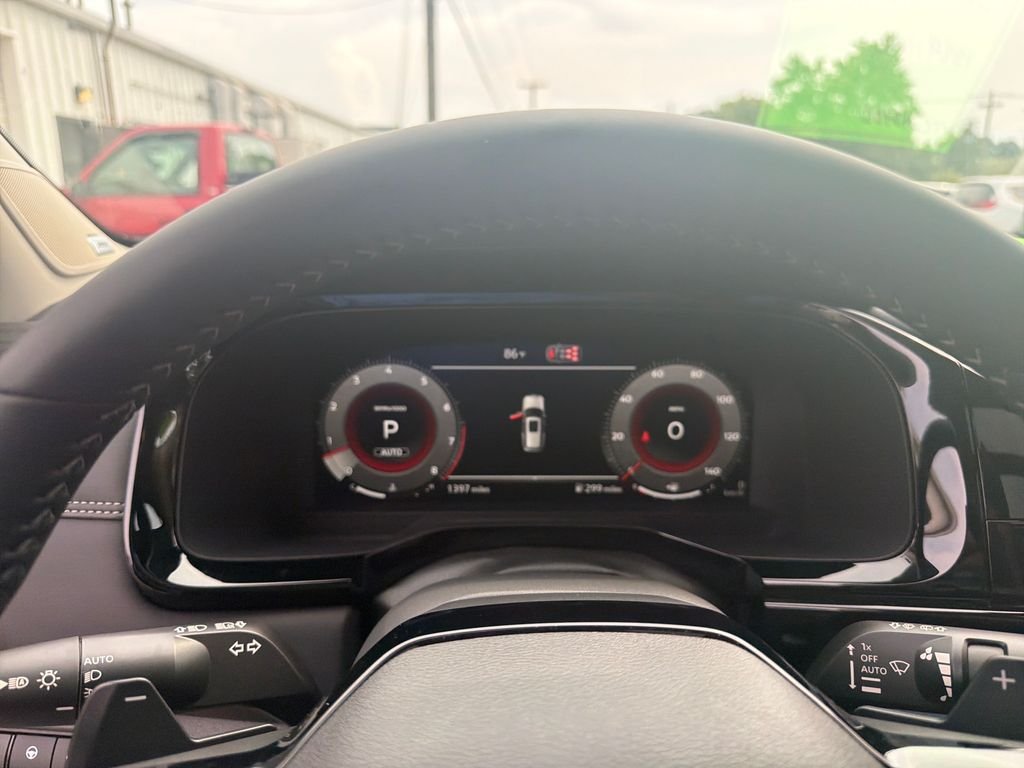 Used 2026 Black Nissan Platinum image 18