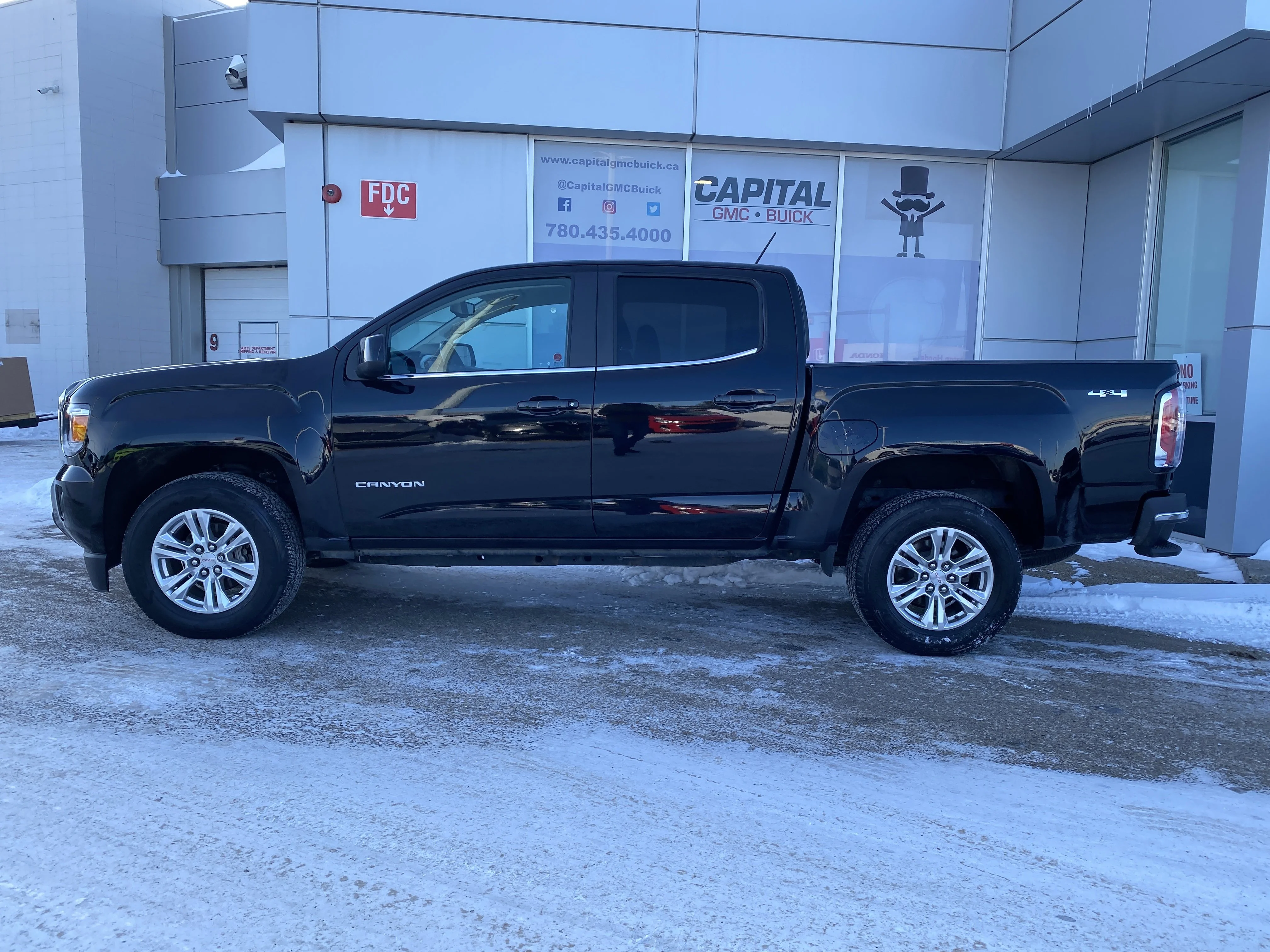Certified Used 2020 Black GMC Crew Cab 4WD SLE image 2