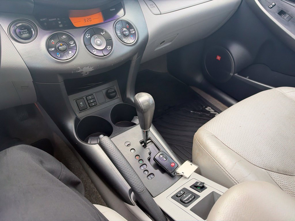 Used 2009 Silver Toyota Limited image 23
