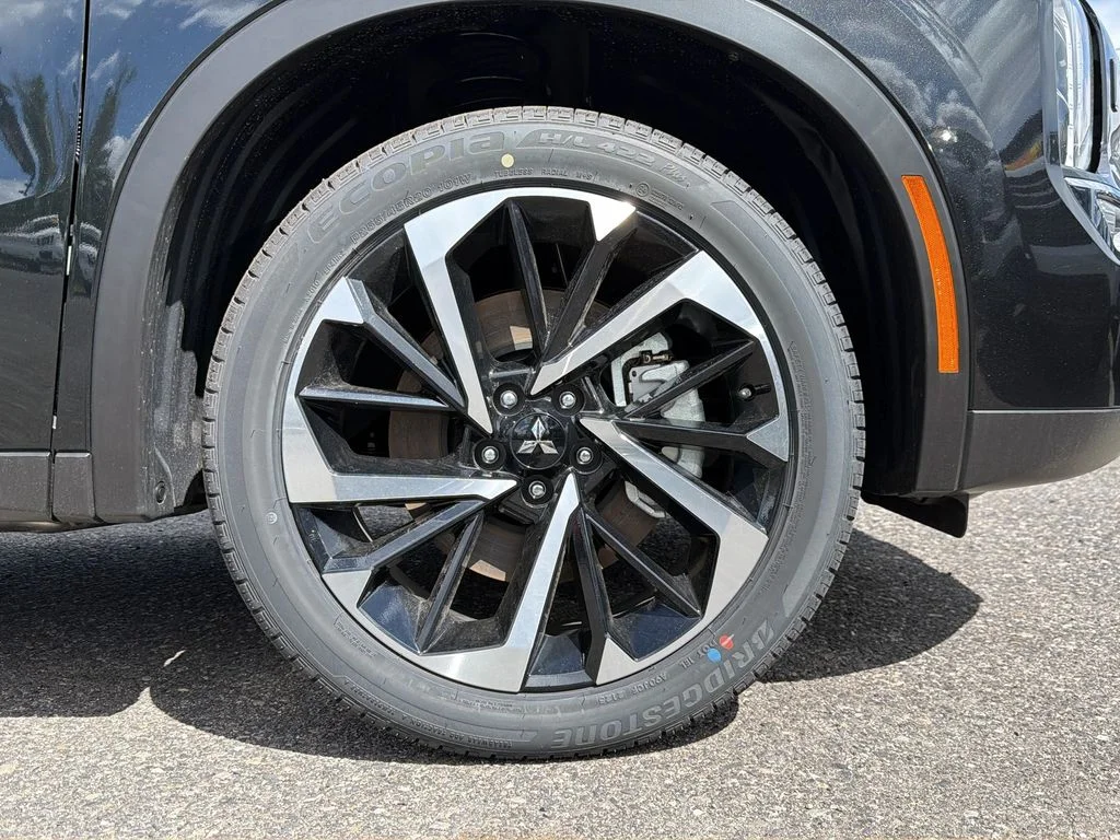 New 2025 Black Diamond Mitsubishi SE image 27