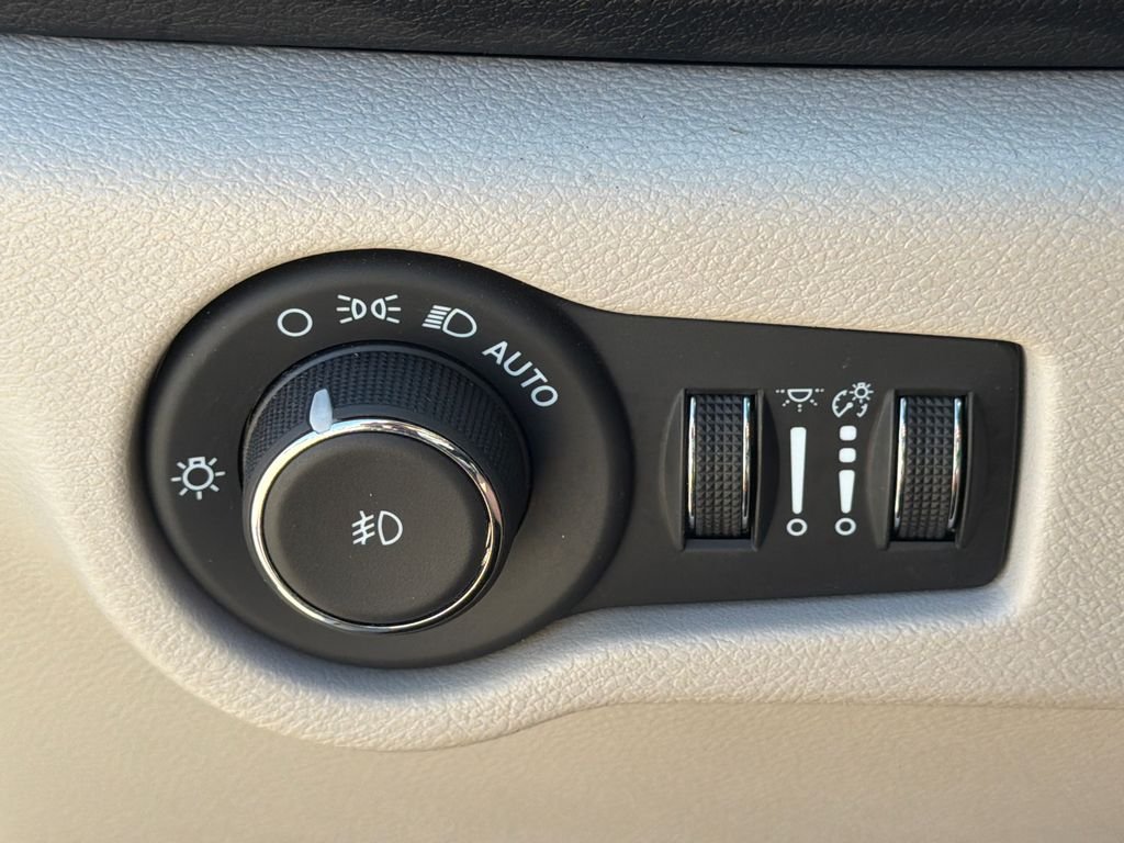 Used 2024 Silver Chrysler Touring L image 27