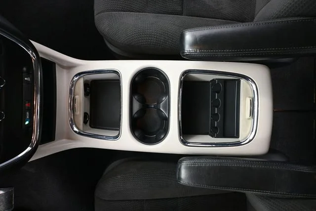 Used 2013 Silver Dodge SXT image 31