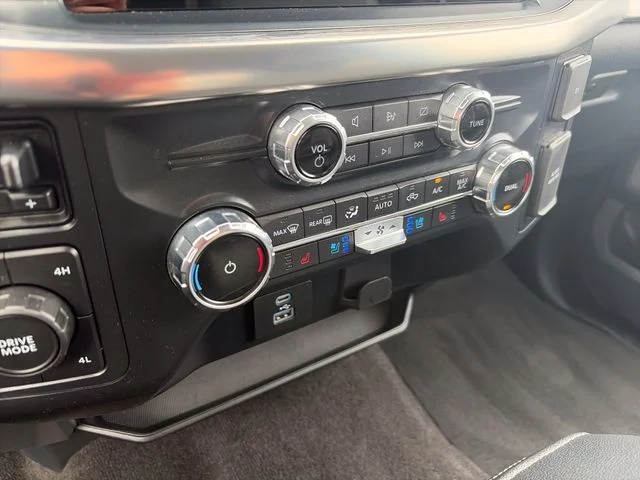 Used 2022 White Ford Lariat image 24