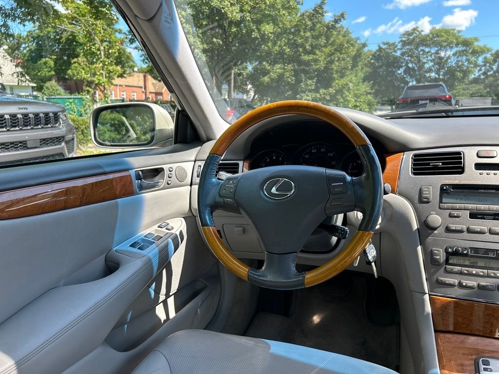 Used 2005  Lexus 330 image 25