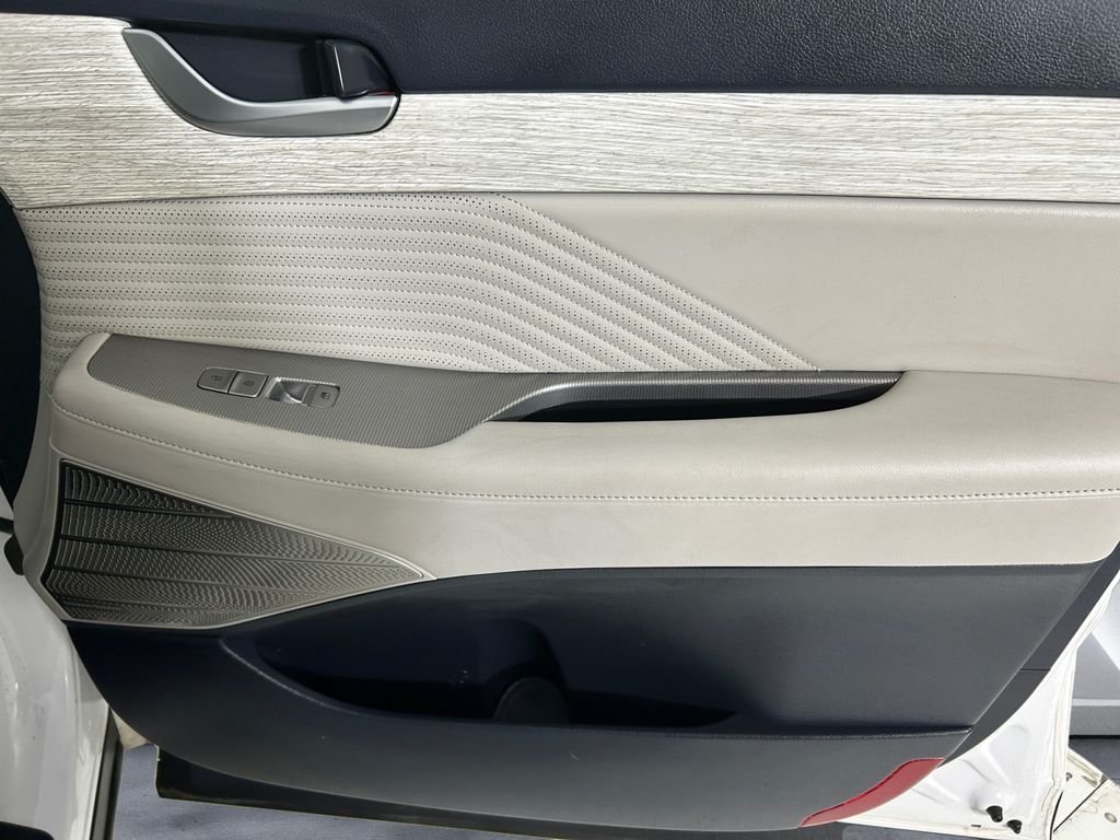 Used 2025 White Hyundai Calligraphy image 15