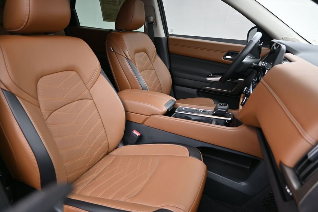 Used 2025 Black Nissan Platinum image 15